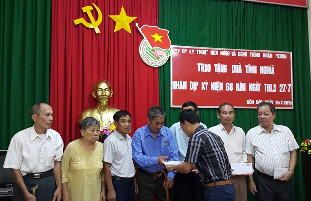 Ông Trần Trọng Thắng – Tổng giám đốc FECON tặng quà cho các gia đình chính sách
