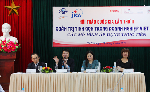 Từ trái qua: Giáo sư Hiromitsu Takemi, TS. Nguyễn Đăng Minh, bà Trần Thị Ái Vân và bà Lê Kim Ngân