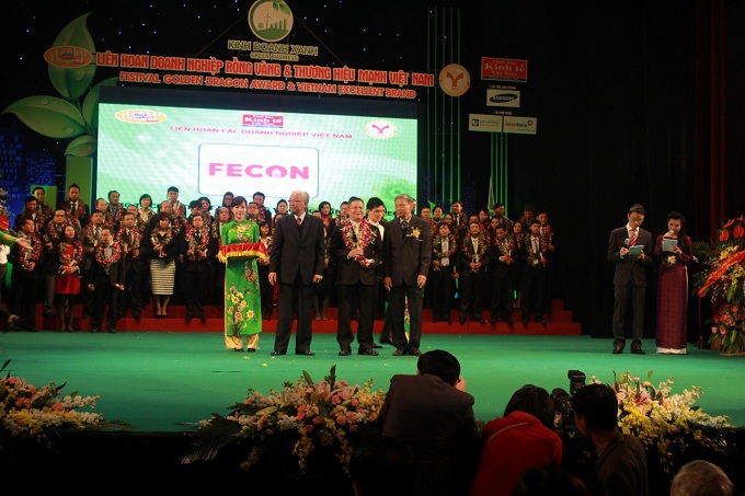 Ông Lê Quang Hanh, Viện trưởng Viện nền móng và công trình ngầm nhận kỷ niệm chương “Thương hiệu mạnh Việt Nam” 2013