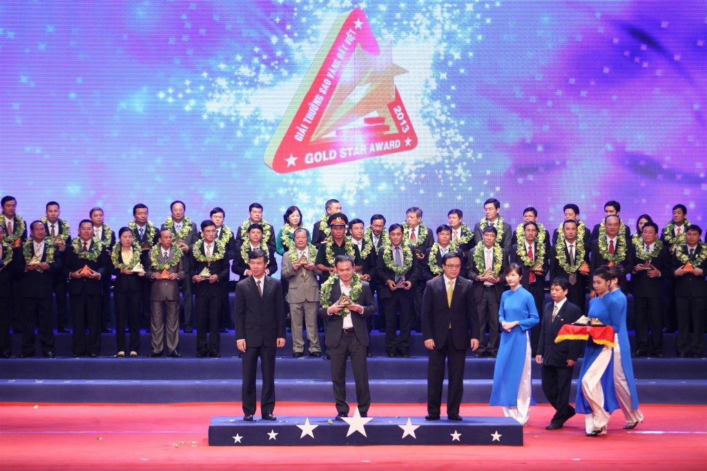 Ông Phạm Việt Khoa – Tổng Giám đốc FECON, vinh dự nhận giải thưởng TOP 100 Sao Vàng Đất Việt năm 2013