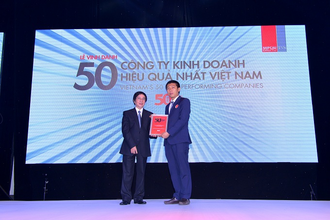 Giám đốc kỹ thuật Tạ Công Thanh Vinh đại diện cho FECON lên nhận giải