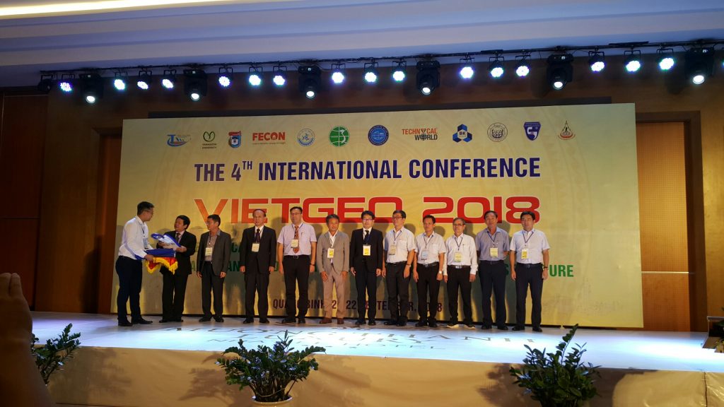 Ban tổ chức VIETGEO 2018 trao quà kỷ niệm cho các Nhà tài trợ và đối tác